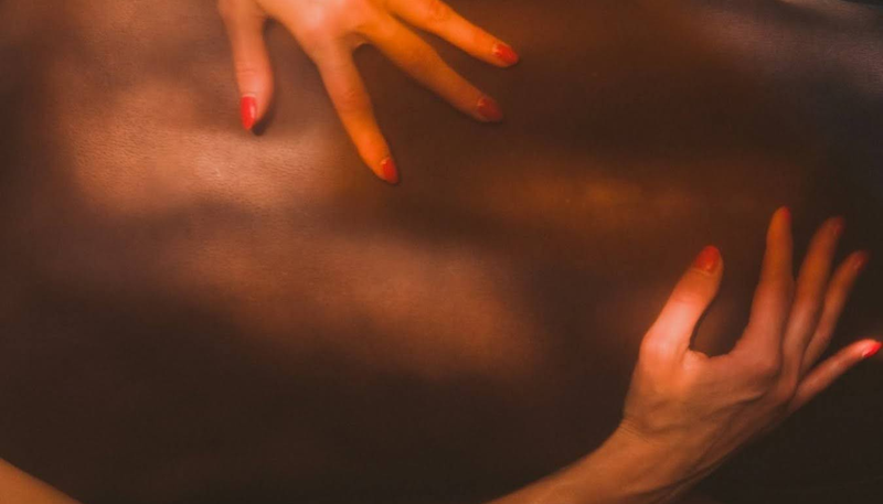 Los fetiches son parte natural del deseo. Exploramos su significado desde la educación sexual y el bienestar íntimo.