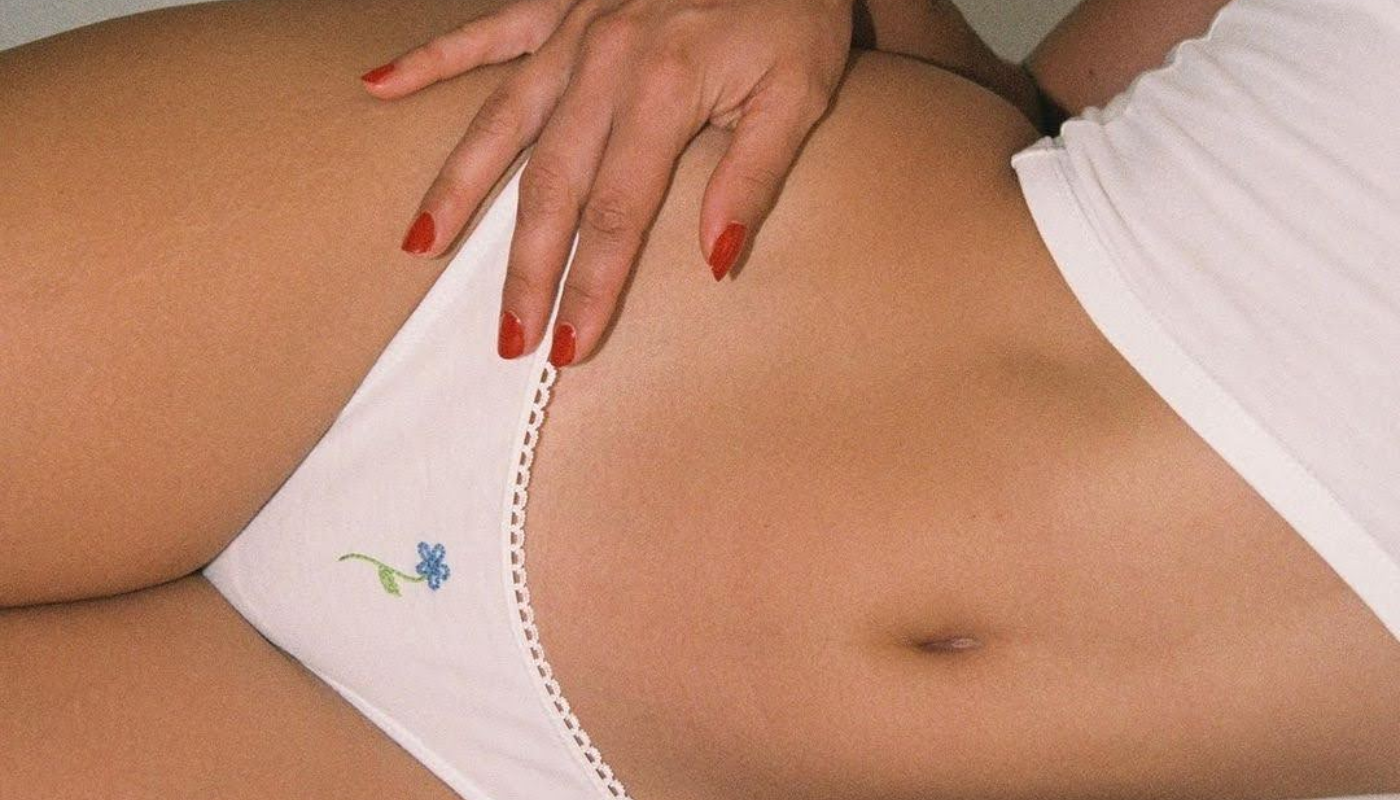 Detalle del abdomen de una persona adulta como representación de conexión corporal y bienestar íntimo