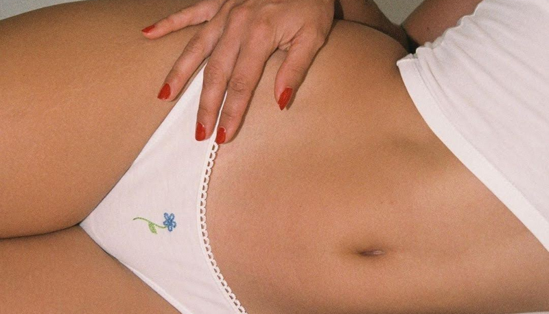 Detalle del abdomen de una persona adulta como representación de conexión corporal y bienestar íntimo