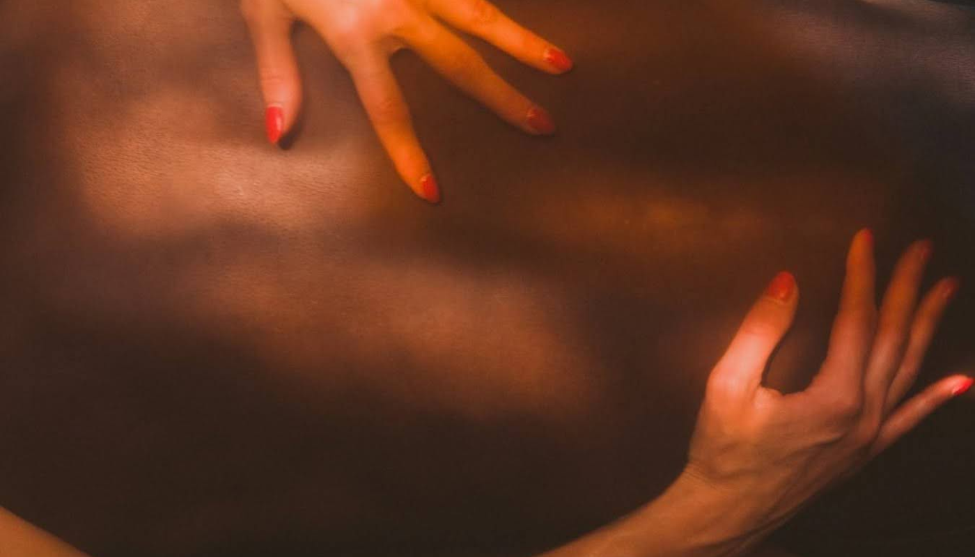 Los fetiches son parte natural del deseo. Exploramos su significado desde la educación sexual y el bienestar íntimo.