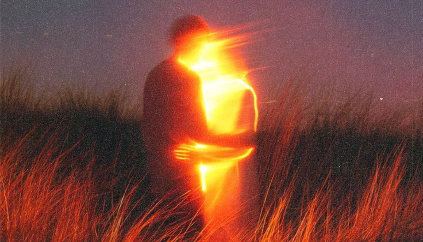 Abrazo cálido entre dos personas, símbolo de oxitocina, calma y conexión emocional (Vitamina O).